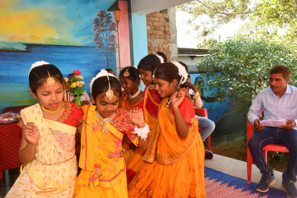 दर्रा (कुरूद) मा. शाला मे धुमधाम से मनाया गया होली पर्व 2 img 20250313 wa00465362582652681052508