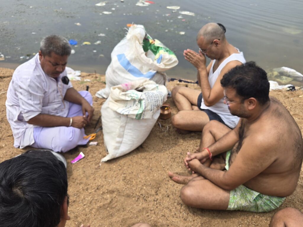 पूर्व कैबिनेट मंत्री व सांसद बृजमोहन अग्रवाल क़े पिता स्व. रामजी लाल अग्रवाल का अस्थि विसर्जन त्रिवेणी संगम में विसर्जित 3 WhatsApp Image 2025 05 28 at 12.42.27 PM