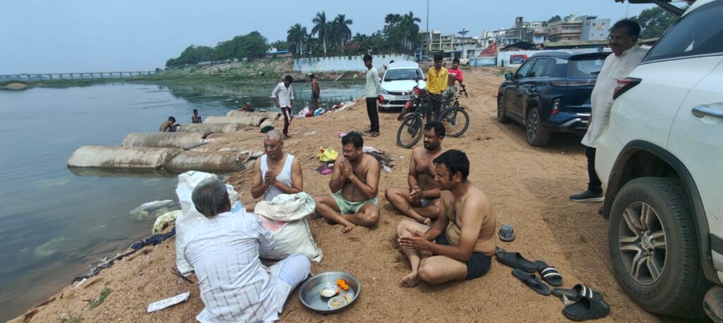 पूर्व कैबिनेट मंत्री व सांसद बृजमोहन अग्रवाल क़े पिता स्व. रामजी लाल अग्रवाल का अस्थि विसर्जन त्रिवेणी संगम में विसर्जित 4 WhatsApp Image 2025 05 28 at 12.42.28 PM