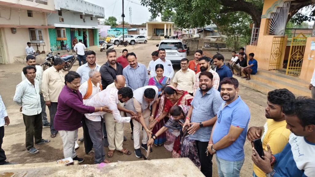 गोबरा में नवीन रंग मंच निर्माण हेतु हुआ भूमिपूजन,विधायक इंद्रकुमार साहू प्रमुख रूप से रहे उपस्थित 3 fb img 17504308745981127979997799312897