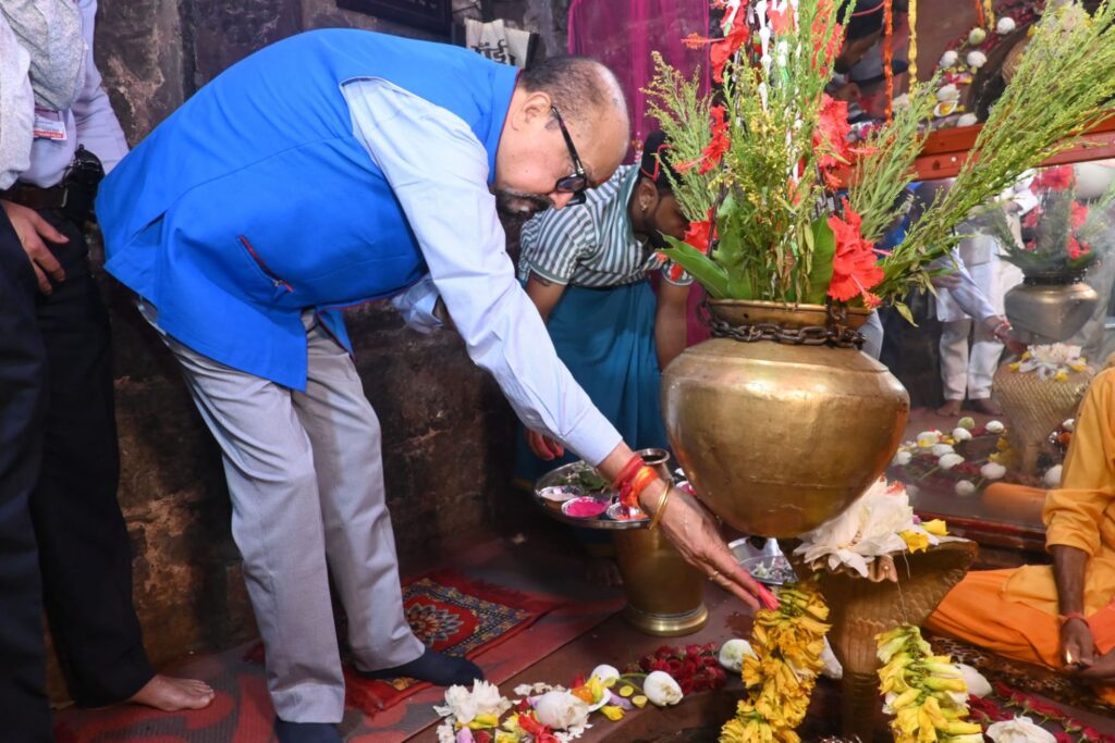 राज्यपाल श्री रमेन डेका ने भगवान श्री राजीव लोचन एवं कुलेश्वरनाथ महादेव का किया दर्शन 3 img 20250605 wa00314034921905753508804