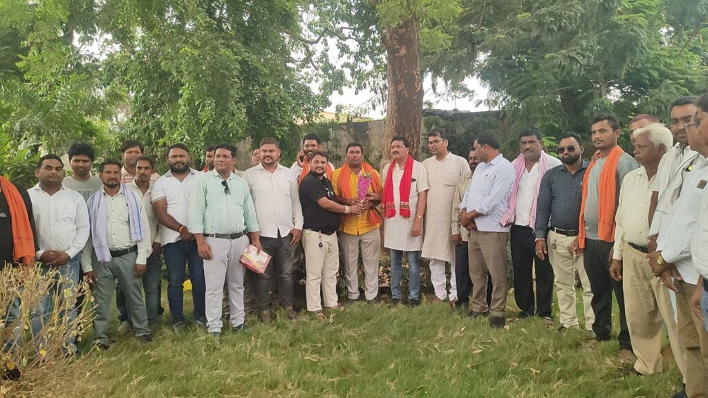 रायपुर जिला सरपंच संघ क़े अध्यक्ष बने मुकेश ढीढी, विधायक सहित समर्थको व समाजिकजनों ने दी बधाई 3 img 20250615 wa00508106039665048692979