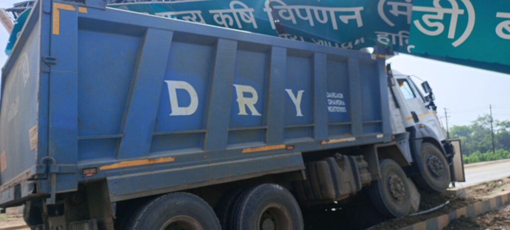हाइवा की टक्कर से नवनिर्मित स्वागत द्वार बुरी तरह से हुवा क्षतिग्रस्त, देखे वीडियो 6 img 20250604 0844574445027422715692332