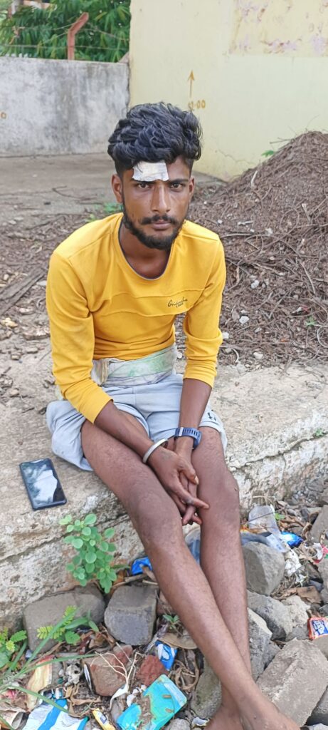 हाइवा की टक्कर से नवनिर्मित स्वागत द्वार बुरी तरह से हुवा क्षतिग्रस्त, देखे वीडियो 3 img 20250604 0846107654889072699812953