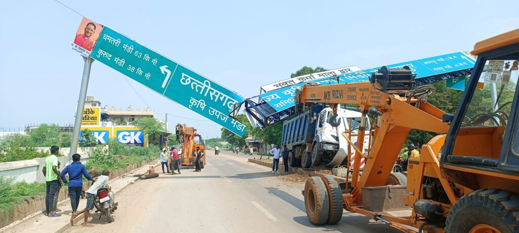 हाइवा की टक्कर से नवनिर्मित स्वागत द्वार बुरी तरह से हुवा क्षतिग्रस्त, देखे वीडियो 4 img 20250604 1002251615912836964427778