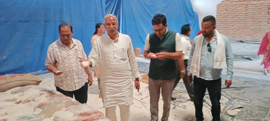 राशन दुकानों में ख़राब चावल मिलने की शिकायत निगम अध्यक्ष चंदूलाल साहू ने किया वेयर हाउस का निरीक्षण 6 img 20250609 1748571482499485627267861