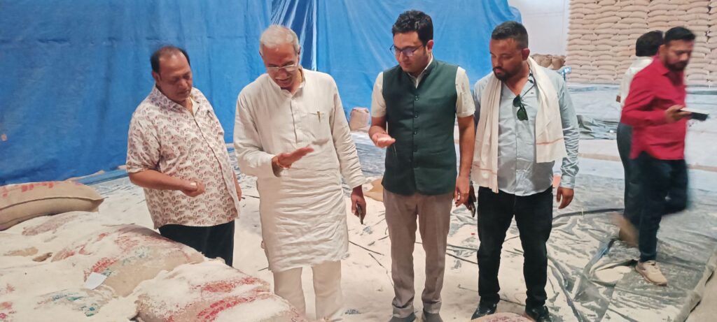 राशन दुकानों में ख़राब चावल मिलने की शिकायत निगम अध्यक्ष चंदूलाल साहू ने किया वेयर हाउस का निरीक्षण 2 img 20250609 1749013005743542403595110