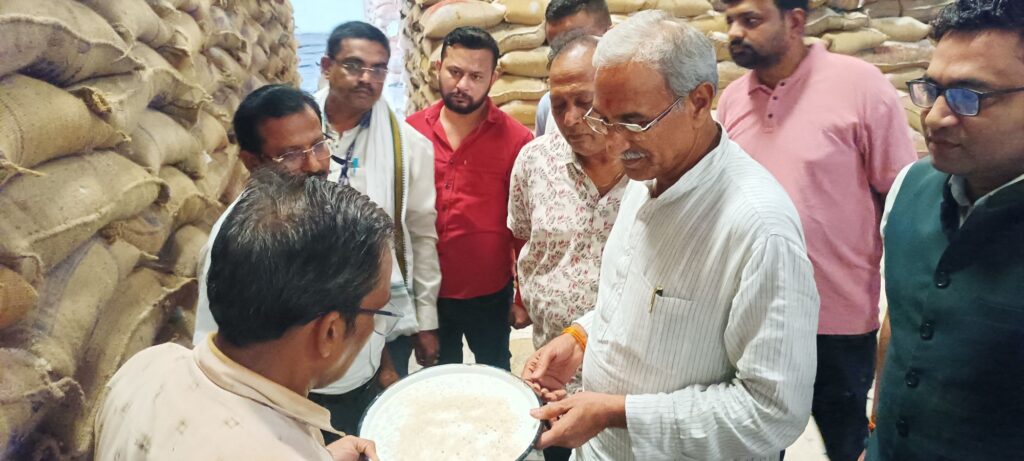राशन दुकानों में ख़राब चावल मिलने की शिकायत निगम अध्यक्ष चंदूलाल साहू ने किया वेयर हाउस का निरीक्षण 3 img 20250609 175356496090762847134329