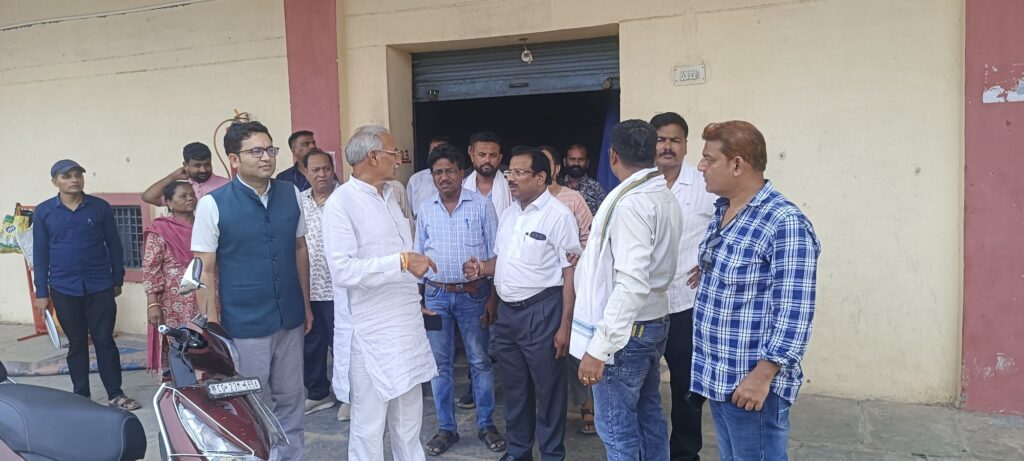 राशन दुकानों में ख़राब चावल मिलने की शिकायत निगम अध्यक्ष चंदूलाल साहू ने किया वेयर हाउस का निरीक्षण 4 img 20250609 1800484766644710312048351