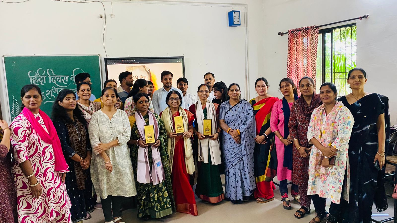 हिंदी दिवस पर दावड़ा इंटरनेशनल स्कूल में हुआ विविध प्रतियोगिता का आयोजन, हिंदी विषय के शिक्षकों का हुआ सम्मान 10 IMG 20250916 WA0031