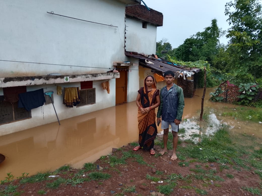 भारी बारिश के चलते कुर्रा गाँव में ग्रामीणों के घर घुसा पानी, ग्रामीण परेशान 2 IMG 20250924 WA0046