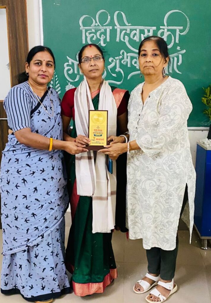 हिंदी दिवस पर दावड़ा इंटरनेशनल स्कूल में हुआ विविध प्रतियोगिता का आयोजन, हिंदी विषय के शिक्षकों का हुआ सम्मान 4 img 20250917 055437394091785205587782