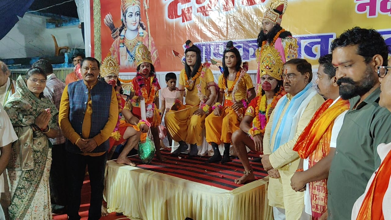 धू - धू कर जला बुराई का प्रतीक रावण, हजारों लोग बने एतेहासिक पल का गवाह 2 b10081805a7c47c087d08f4f1df33258