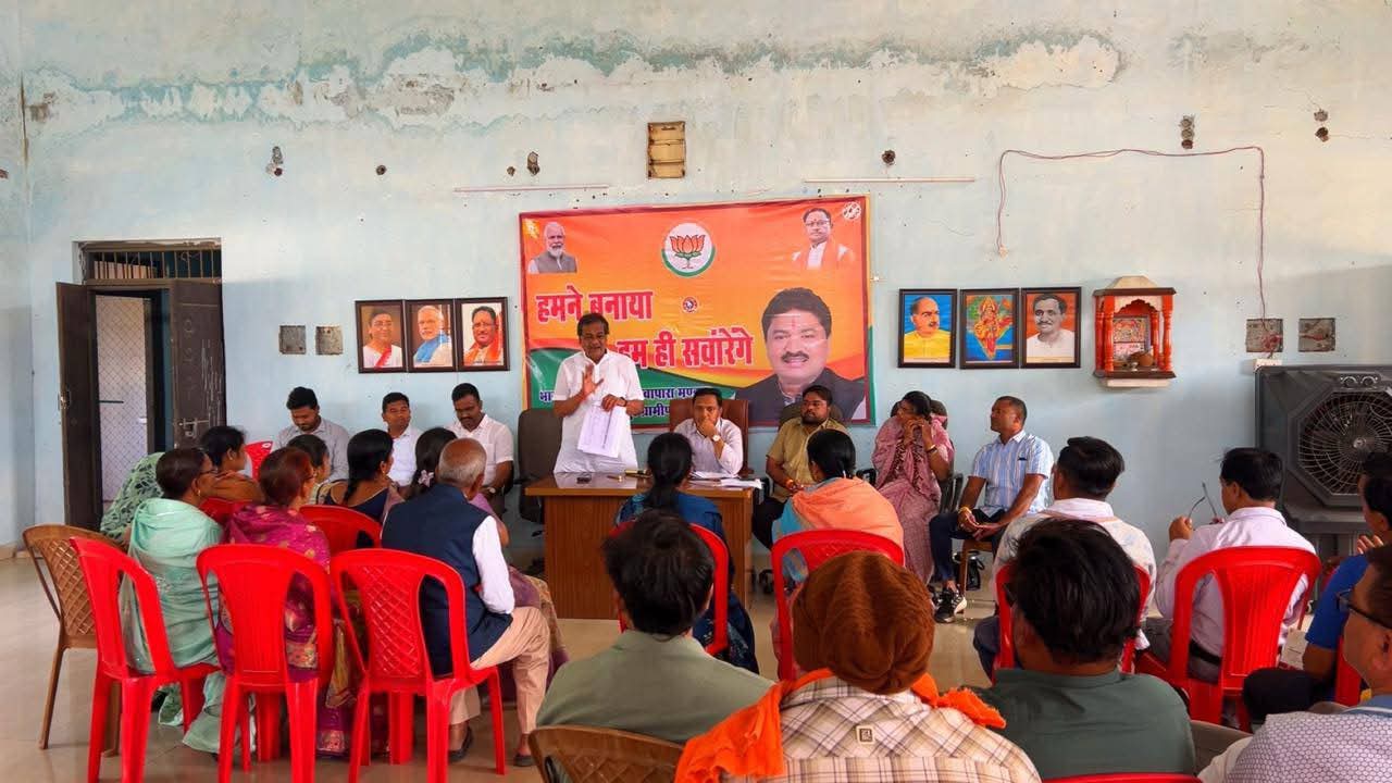 रायपुर जिला ग्रामीण उपाध्यक्ष विजय गोयल ने एस आई आर को लेकर लिया बैठक, उत्कृष्ट कार्य के लिए जताया आभार 1 FB IMG 1764164036384