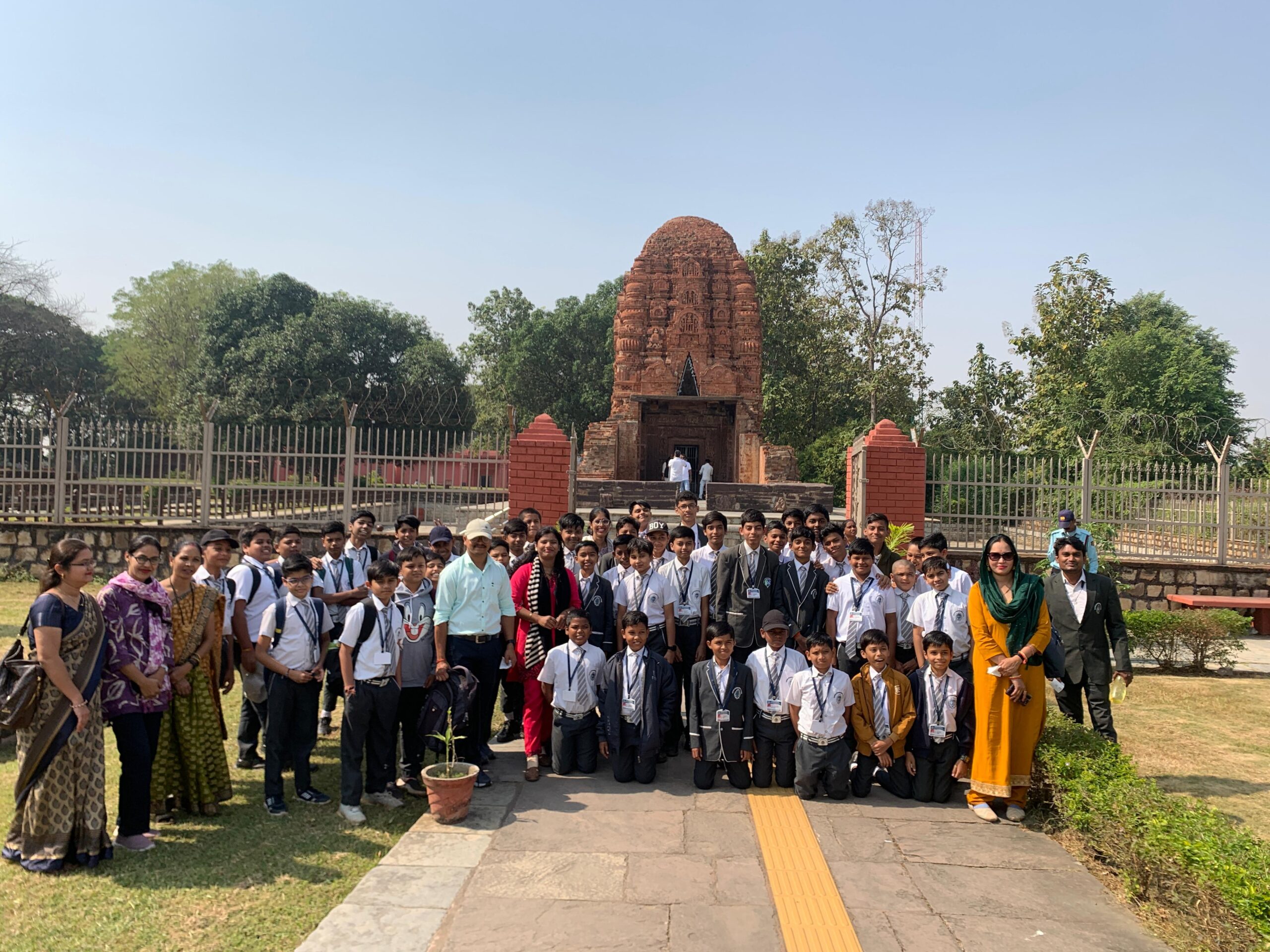 दावड़ा इंटरनेशनल स्कूल के बच्चों ने किया एतेहासिक नगरी सिरपुर का भ्रमण, लक्ष्मण मंदिर की बनावट व शिल्पकाल से हुए रूबरू 8 IMG 20251116 WA0002 scaled