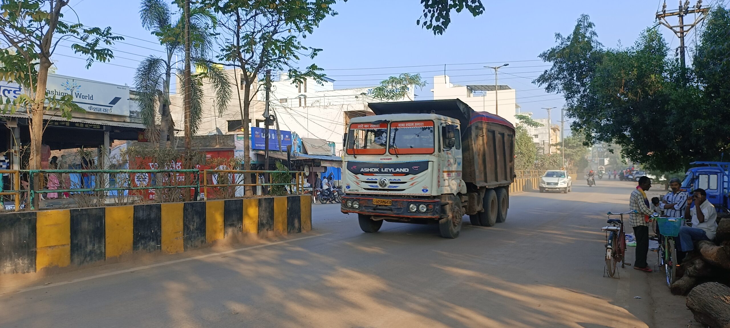 नगर के गंज रोड दिन दहाड़े दौड़ रहे अवैध रेत से लदे हाइवा, फिर मंडराया मौत का खतरा 5 IMG 20251119 155056 scaled