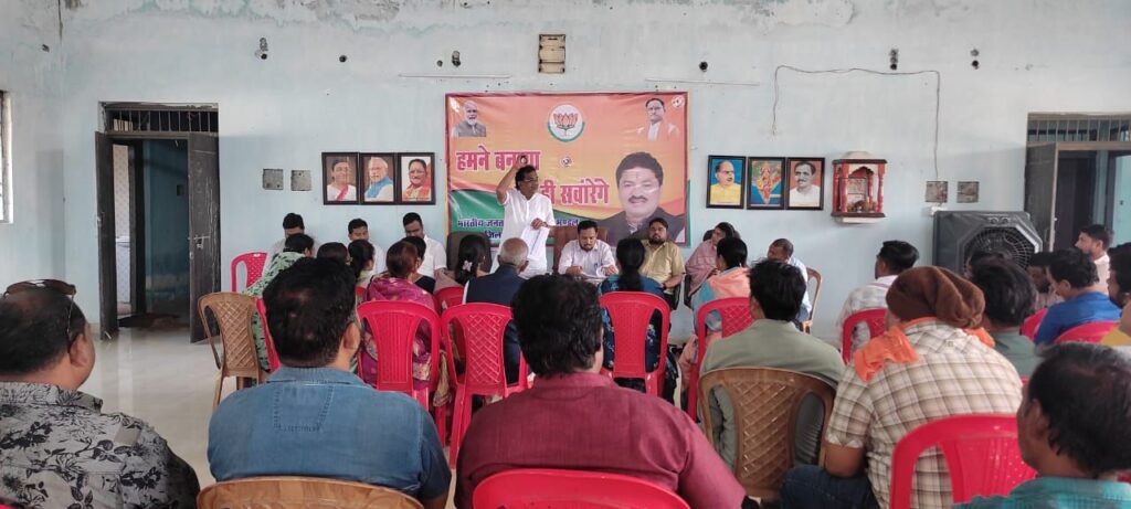 रायपुर जिला ग्रामीण उपाध्यक्ष विजय गोयल ने एस आई आर को लेकर लिया बैठक, उत्कृष्ट कार्य के लिए जताया आभार 3 img 20251126 wa00254751766319362686475