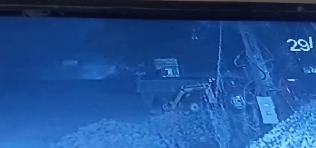 दुलना में संचालित कनक क्रेसर से लाखो रूपये का केबल तार चोरी 1 IMG 20251130 172929