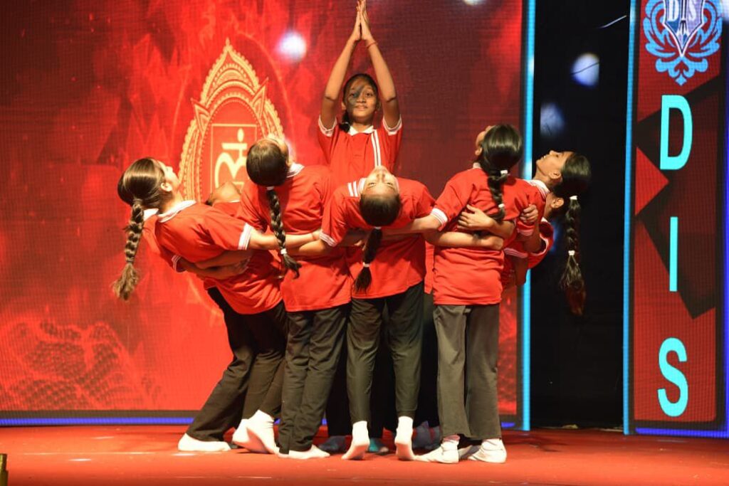 दावड़ा स्कूल के वार्षिक उत्सव में बच्चों ने दी शानदार प्रस्तुति, पालको ने उठाया जमकर लुत्फ़ 5 img 20251221 wa00055742081843876725757