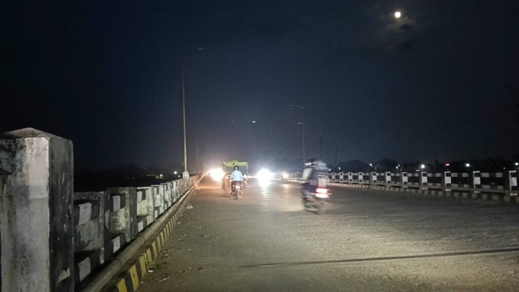 राजिम पुल की स्ट्रीट लाइटें बंद, जिम्मेदारों की आंखों पर बंधी पट्टी 2 img 20260826 wa00445940803011685543929